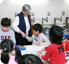 子どもたちと接するドロシー博士